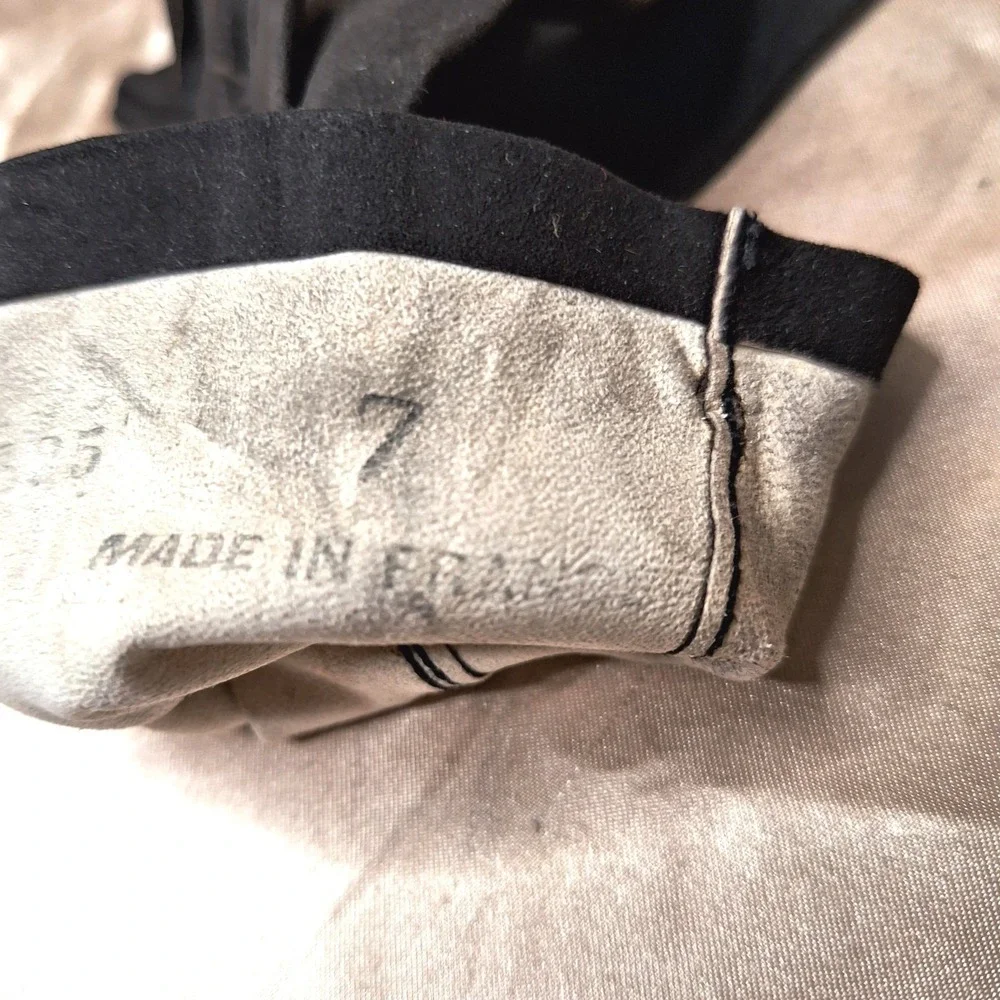 Elegant Women's black Kislov Suede gloves wth white‎ cuff trim and chain Size 7